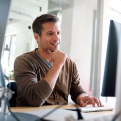 Salarié réfléchissant devant son ordinateur